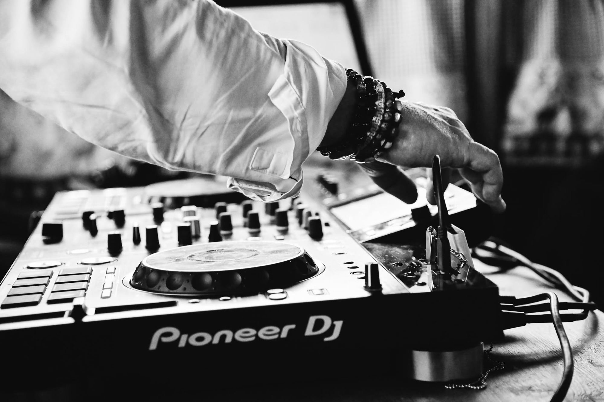 Le mani di un DJ sulla consolle durante una serata al Cibivacco, in bianco e nero